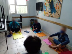 Leia mais sobre o artigo EQUILÍBRIO INTERNO PELA IOGA NA SEMILIBERDADE DE BLUMENAU