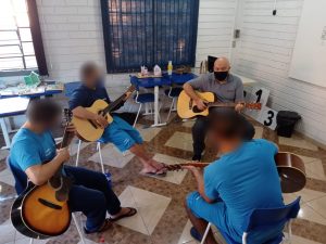 Leia mais sobre o artigo ACORDES E RITMO NA OFICINA DE MÚSICA NO CASEP DE CAÇADOR