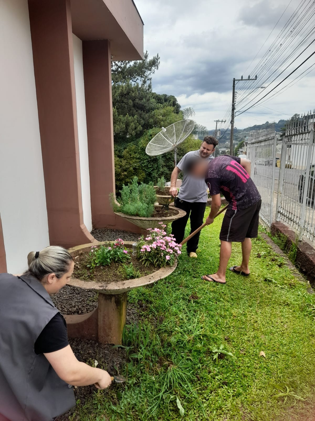 No momento, você está visualizando JARDINAGEM E PLANTIO DE ERVAS NA SEMILIBERDADE DE CAÇADOR