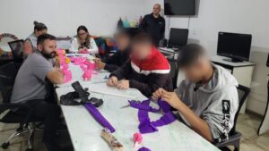 Leia mais sobre o artigo OFICINA DE ARTESANATO EM HOMENAGEM AO DIA DAS MÃES NA SEMILIBERDADE DE CAÇADOR