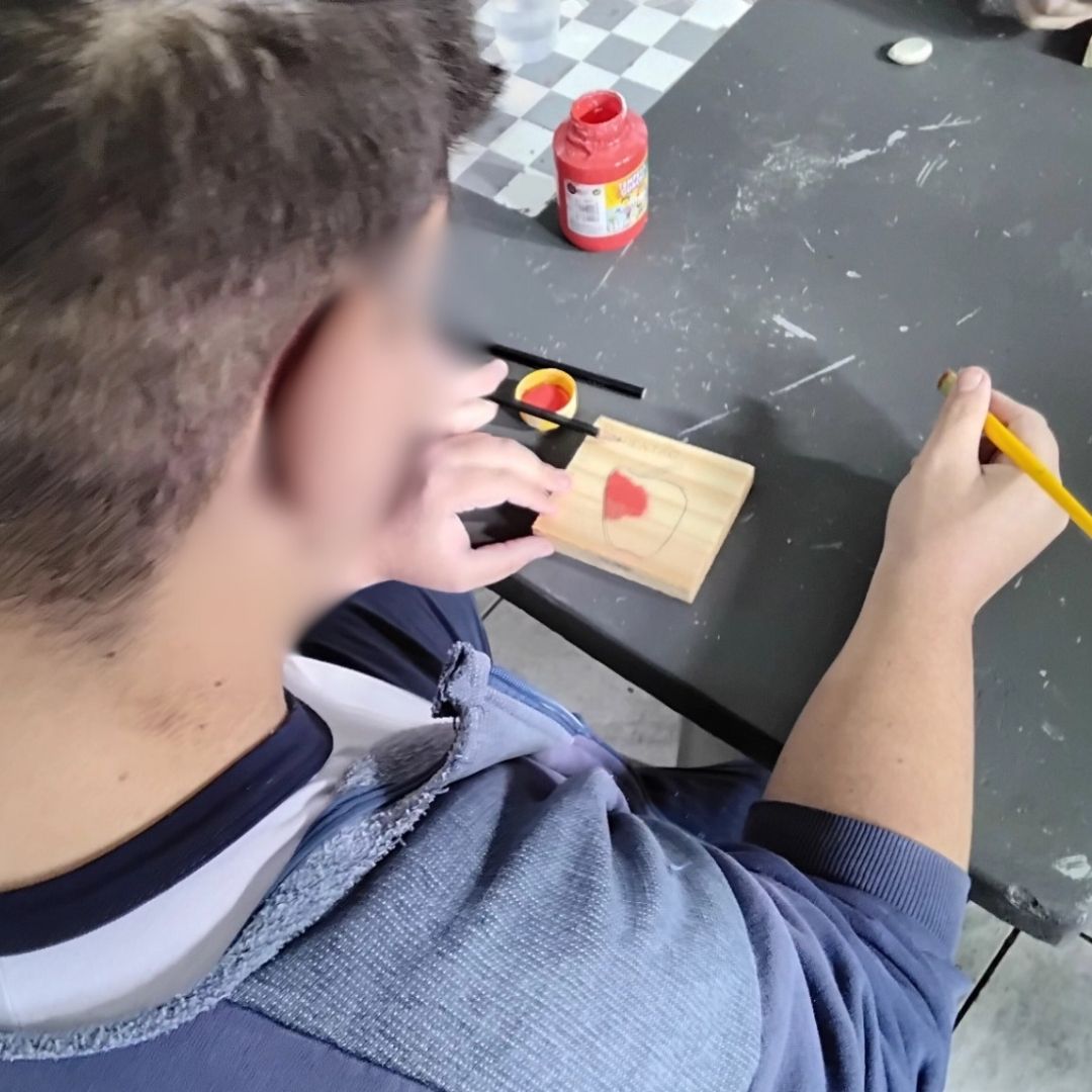 No momento, você está visualizando ADOLESCENTES DO CASE CURITIBANOS CONTRIBUEM PARA ORGANIZAÇÃO DA HORTA COM PLAQUINHAS ARTESANAIS